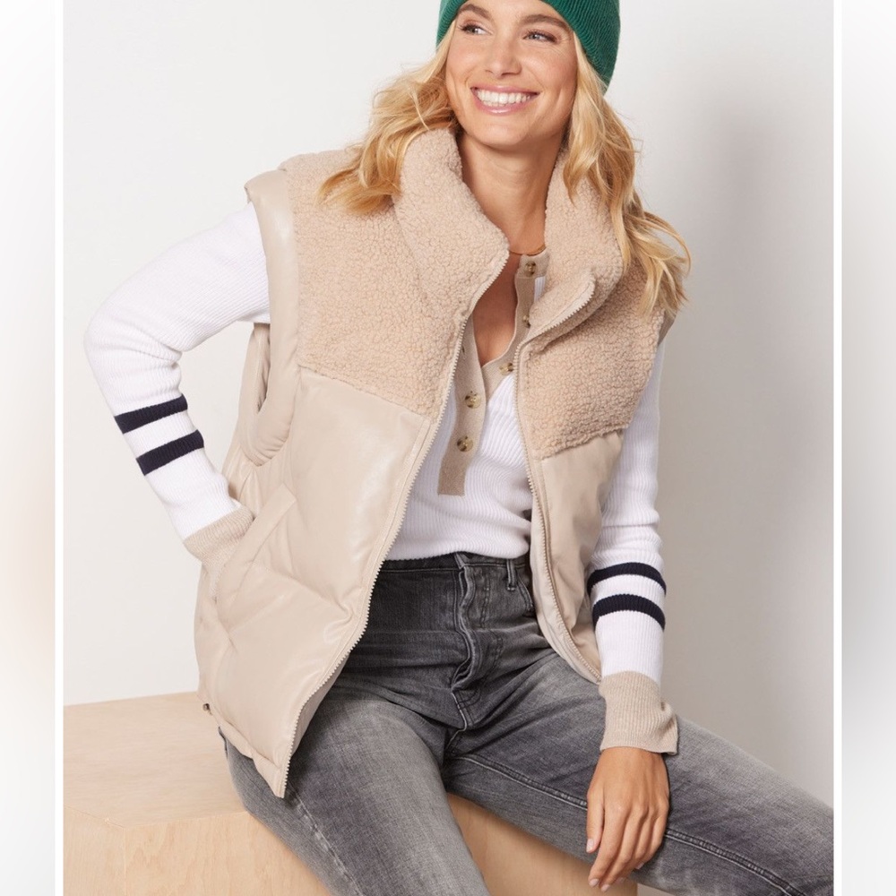 Evereve Hallie Strong Shoulder Puffer Vest